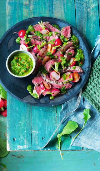 Steak s ředkvičkami a chimichurri z ředkvičkových listů