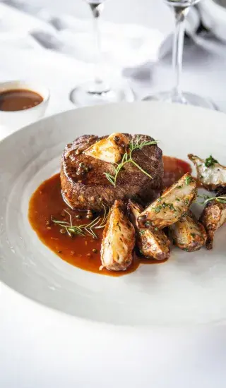 Steak ze svíčkové s pečenými topinambury a pepřovou omáčkou