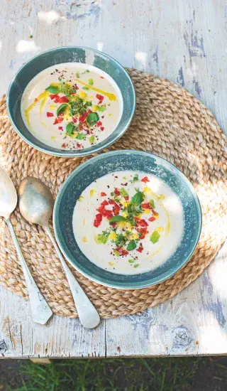 Studená fazolová polévka sypaná paprikou a kukuřicí