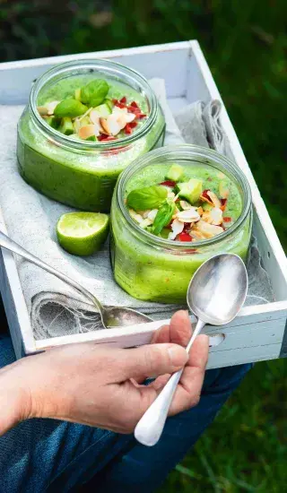 Studená okurková polévka