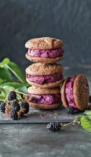 Sušenkové sendviče s ostružinovou zmrzlinou