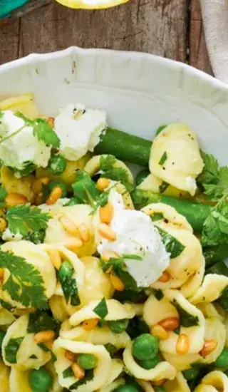 Těstovinový salát s hráškem a chřestem