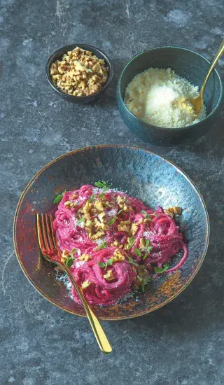 Těstoviny s omáčkou z červené řepy