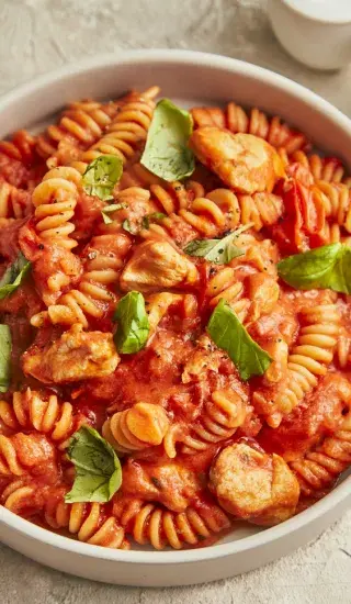 Těstoviny s kuřetem a rajčatovou omáčkou z jednoho hrnce 