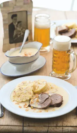 Telecí se svatební křenovo-mandlovou omáčkou a poctivými karlovarskými knedlíky