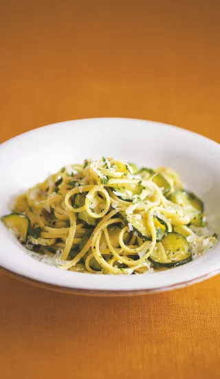 Těstoviny s lehkou cuketovou omáčkou