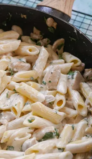 Těstoviny s kuřecím masem a smetanovo-sýrovou omáčkou