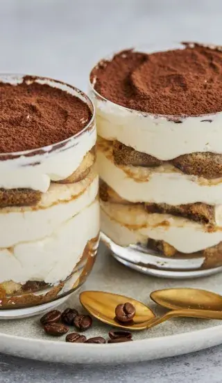 Tiramisu ve sklenici bez vajec