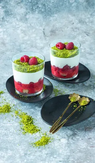 Tiramisu s bílou čokoládou, malinami a pistáciemi