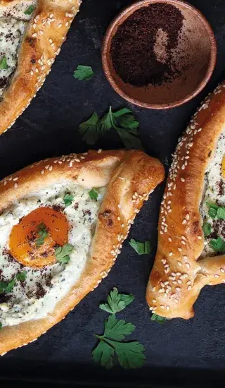 Turecké pide se sýrovou náplní a vejcem