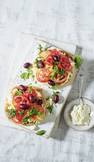 Tvaroh à la feta s rajčaty a bazalkou