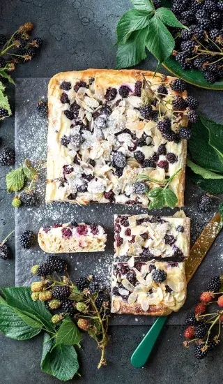 Tvarohový koláč s ostružinami a mandlemi