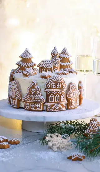 Vánoční perníkový dort zdobený malovanými perníčky