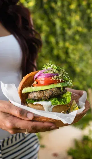 Veganské burgery s kešú majonézou a výhonky