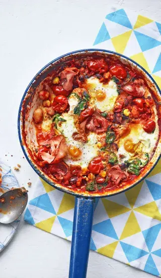 Vejce pečená s fazolemi a rajčatovou omáčkou