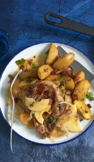Vepřové kotlety s jablky a česnekovými bramborami