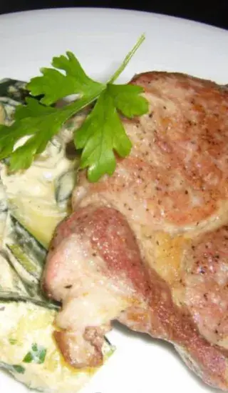 Vepřová krkovička s cuketou na smetaně