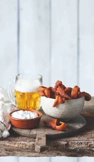 Vepřové ‚buffalo‘ uši s omáčkou z modrého sýra