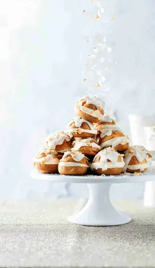 Věž z větrníčkových „sněhových koulí“