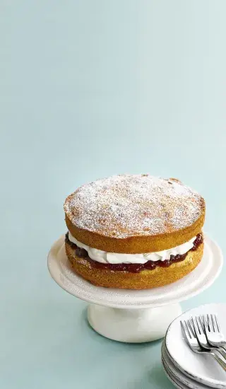 Piškotový dort s jahodovým džemem a šlehačkou (Victoria Sponge Cake)