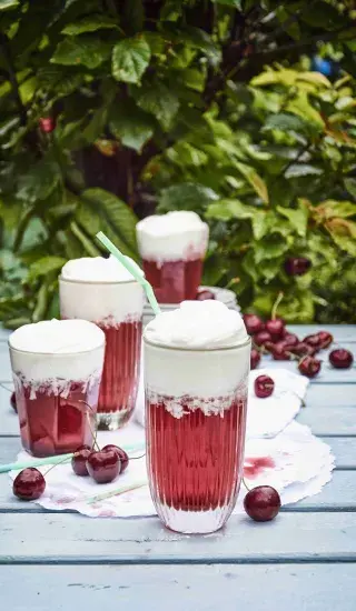 Višňová soda se smetanou