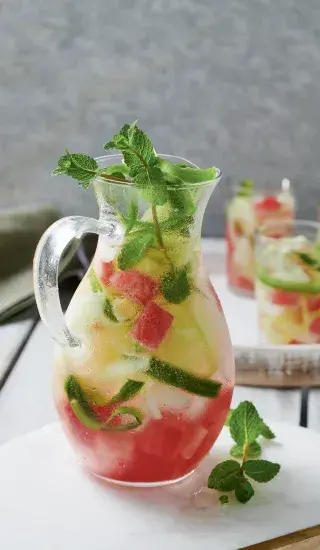 Voda infuzovaná okurkou a melounem