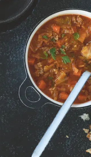 Vydatná polévka s hovězím a se zelím