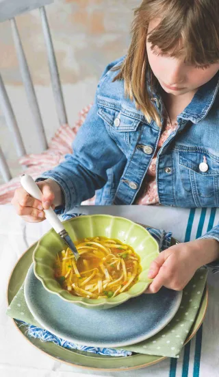 Vývar s vaječnými ‚těstovinami‘