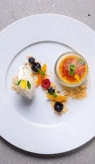 Zázvorové crème brûlée, ořechový crumble, kokosová zmrzlina