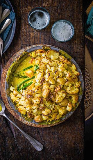 Zapečené brambory se sýrem paneer a kokosovým mlékem