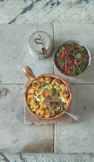 Zapékané brambory se salátem z červené řepy