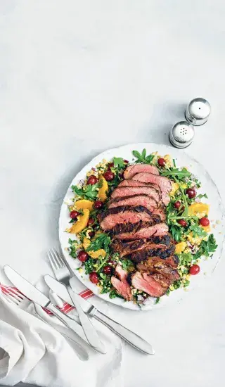 Zauzená hovězí svíčková se salátem