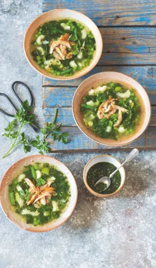 Zelená polévka s pestem a krupicovými nočky