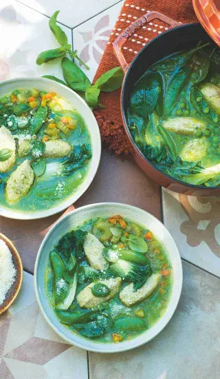 Zelená polévka minestrone s ricottovými knedlíčky