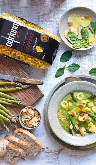 Chřestová polévka s funghetto, mandlemi a bazalkou