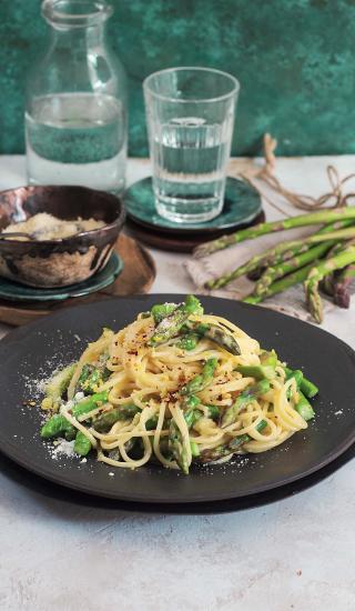 Špagety se zeleným chřestem à la carbonara