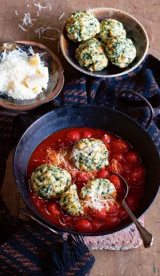 Kopřivové knedlíky s restovanými rajčátky