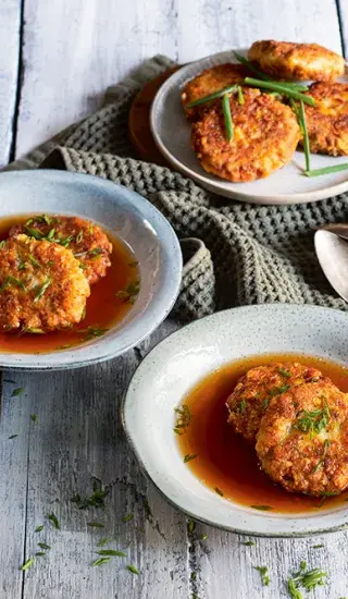 Opékaný sýrový knedlík ve vývaru