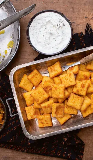 Bramborové lístečky s fenyklovým zelím a dipem 