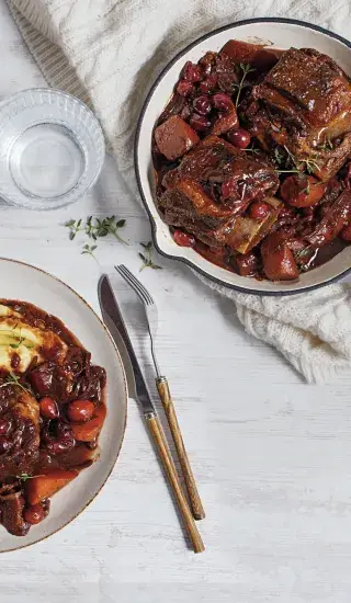 Hovězí žebra na víně s brusinkami