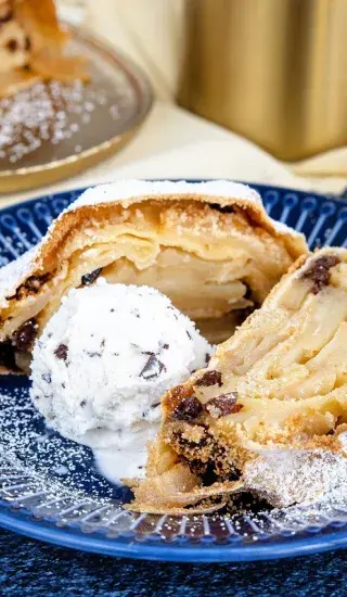 Jednoduchý jablečný štrúdl z listového těsta