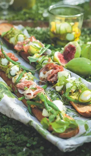 Bageta s parmskou šunkou a marinovanými fazolkami