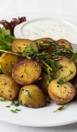 Nové brambory pečené s česnekem