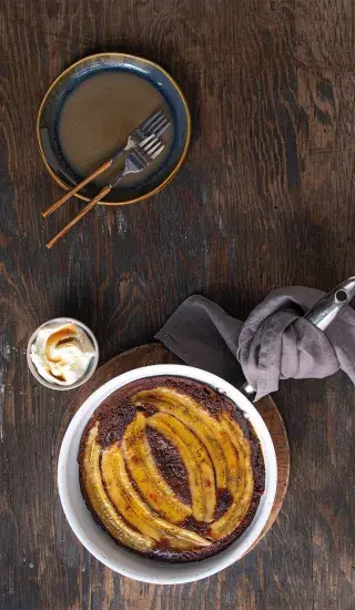 Obrácený banánový koláč z pánve