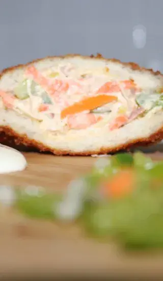 Kuřecí závitky se šunkou a s hráškovo-špenátovými brambůrky