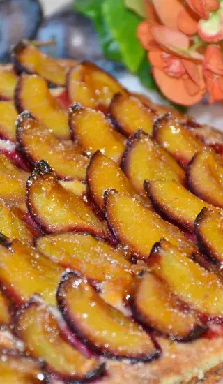 Tvarohový koláč se švestkami a skořicovou drobenkou