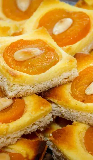 Litý koláč s tvarohem a meruňkami