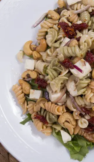 Těstovinový salát se slaninou a houbami