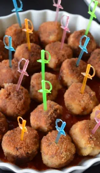 Řecké masové kuličky s dipem z fety