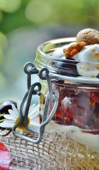 Třešně v červeném víně s vanilkovým krémem